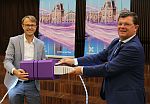 On the left CTO Geert Standaert, on the right the mayor of Ostend...