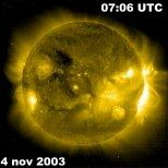 De zon op 4 november 2003 om 07:06 UTC