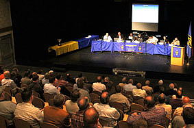 Zaal met podium op de achtergrond